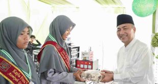 Sekda Muba Apriyadi Mahmud hadir di Haflah Takhrij Pelepasan Siswa/i Kelas lX SMP Permata Midad dan Santri Pondok Pesantren Al-Midad Angkatan dan Wisuda Tahfizh di Ponpes Al Midad Desa Sukamaju Kecamatan Babat Supat, Minggu (2/6/2024). Foto: Kominfo Muba.