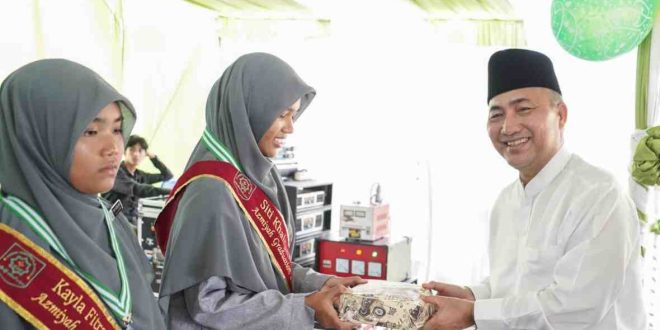 Sekda Muba Apriyadi Mahmud hadir di Haflah Takhrij Pelepasan Siswa/i Kelas lX SMP Permata Midad dan Santri Pondok Pesantren Al-Midad Angkatan dan Wisuda Tahfizh di Ponpes Al Midad Desa Sukamaju Kecamatan Babat Supat, Minggu (2/6/2024). Foto: Kominfo Muba.