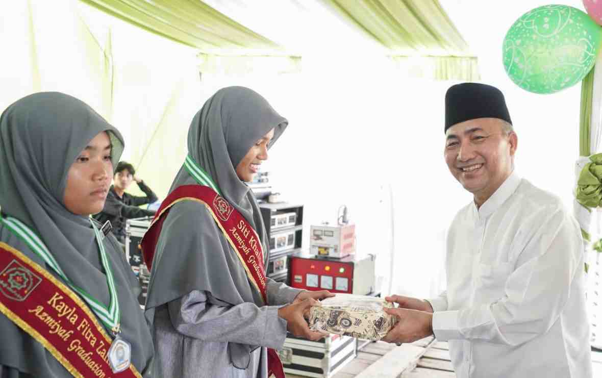 Sekda Muba Apriyadi Mahmud hadir di Haflah Takhrij Pelepasan Siswa/i Kelas lX SMP Permata Midad dan Santri Pondok Pesantren Al-Midad Angkatan dan Wisuda Tahfizh di Ponpes Al Midad Desa Sukamaju Kecamatan Babat Supat, Minggu (2/6/2024). Foto: Kominfo Muba.