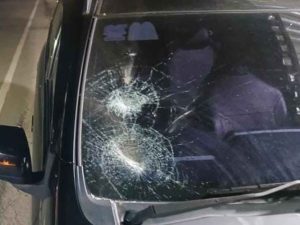 Kaca mobil korban pecah dilempar empat remaja di Palembang, Minggu (9/6/2024). Foto: Sumselheadline/Ela.