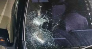Kaca mobil korban pecah dilempar empat remaja di Palembang, Minggu (9/6/2024). Foto: Sumselheadline/Ela.