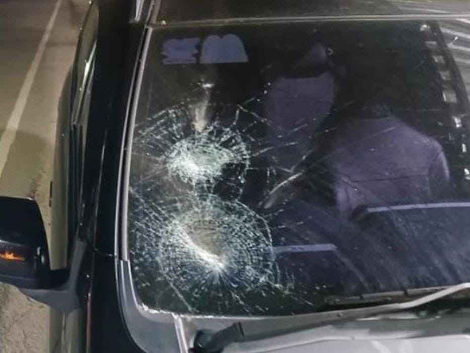 Kaca mobil korban pecah dilempar empat remaja di Palembang, Minggu (9/6/2024). Foto: Sumselheadline/Ela.