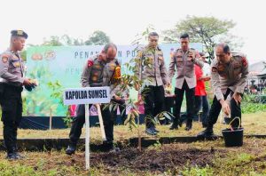 Kapolda Sumsel Irjen A Rachmad Wibowo menanam pohon penghijauan dalam rangka HUT Bhayangkara, Selasa (25/6/2024). Foto: Humas POlda Sumsel.