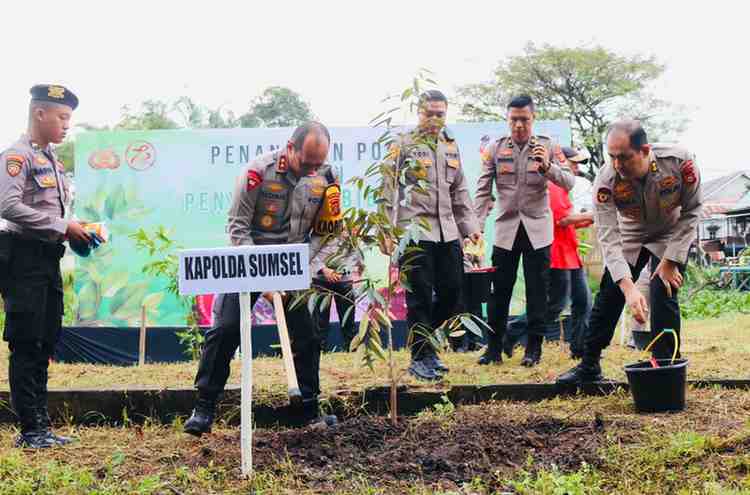 Kapolda Sumsel Irjen A Rachmad Wibowo menanam pohon penghijauan dalam rangka HUT Bhayangkara, Selasa (25/6/2024). Foto: Humas POlda Sumsel.