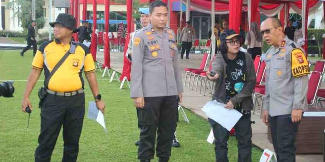 Kapolda Sumsel Irjen Pol Rachmat Wibowo mengecek langsung persiapan puncak HUT Bhayangkara, Jumat (28/6/2024). Foto: Humas Polda Sumsel.