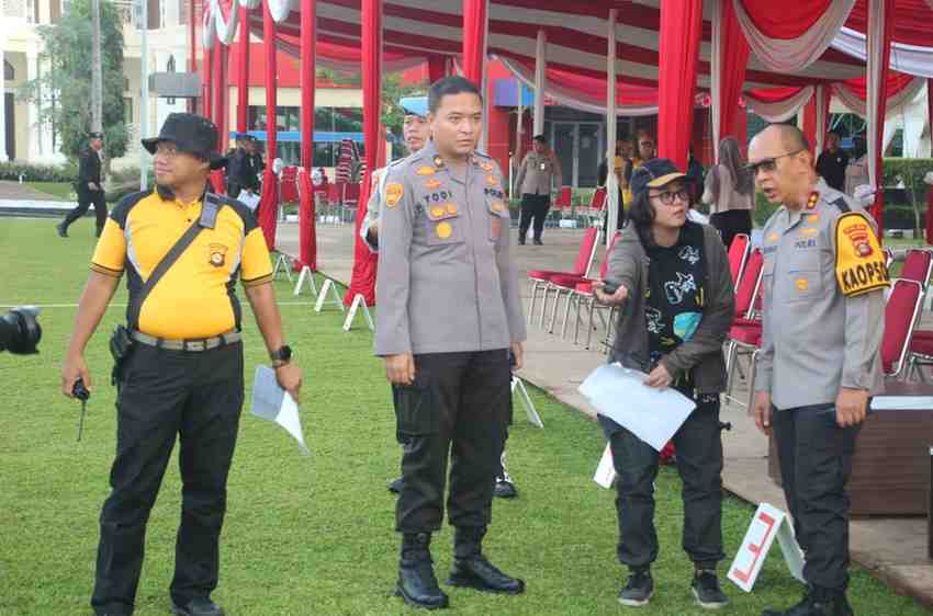 Kapolda Sumsel Irjen Pol Rachmat Wibowo mengecek langsung persiapan puncak HUT Bhayangkara, Jumat (28/6/2024). Foto: Humas Polda Sumsel.