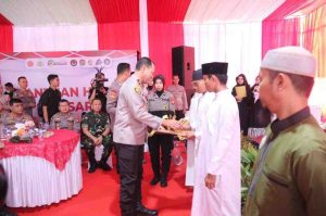 Wakapolda Sumsel Brigjen M Zulkarnaen bersama Kasdam II Sriwijaya Brigjen TNI Aminton Manurung Sip dan alumni Akabri 94 baik dari TNI dan Polri saat kegiatan pelayanan kesehatan di Talang Jambi, Sabtu (15/6/2024). Foto: Dok Polda Sumsel.
