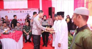 Wakapolda Sumsel Brigjen M Zulkarnaen bersama Kasdam II Sriwijaya Brigjen TNI Aminton Manurung Sip dan alumni Akabri 94 baik dari TNI dan Polri saat kegiatan pelayanan kesehatan di Talang Jambi, Sabtu (15/6/2024). Foto: Dok Polda Sumsel.
