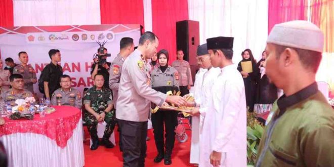 Wakapolda Sumsel Brigjen M Zulkarnaen bersama Kasdam II Sriwijaya Brigjen TNI Aminton Manurung Sip dan alumni Akabri 94 baik dari TNI dan Polri saat kegiatan pelayanan kesehatan di Talang Jambi, Sabtu (15/6/2024). Foto: Dok Polda Sumsel.