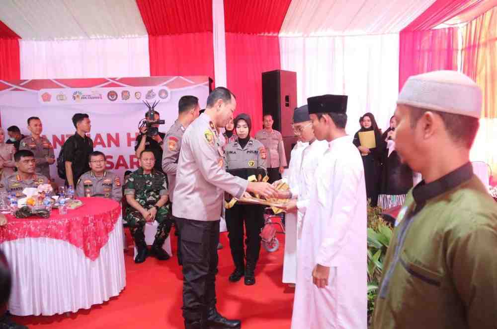 Wakapolda Sumsel Brigjen M Zulkarnaen bersama Kasdam II Sriwijaya Brigjen TNI Aminton Manurung Sip dan alumni Akabri 94 baik dari TNI dan Polri saat kegiatan pelayanan kesehatan di Talang Jambi, Sabtu (15/6/2024). Foto: Dok Polda Sumsel.