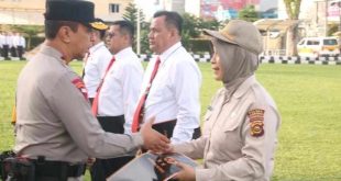 Kapolda Sumsel, Irjen Pol A Rachmad Wibowo SIK memberikan penghargaan kepada 29 anggota Polri dan ASN di lingkungan Polda Sumsel yang dinilai berprestasi, Senin (3/6/2024). Foto: Sumselheadline/Ela.