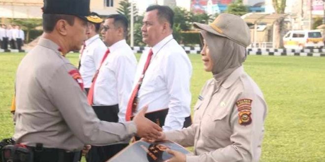 Kapolda Sumsel, Irjen Pol A Rachmad Wibowo SIK memberikan penghargaan kepada 29 anggota Polri dan ASN di lingkungan Polda Sumsel yang dinilai berprestasi, Senin (3/6/2024). Foto: Sumselheadline/Ela.