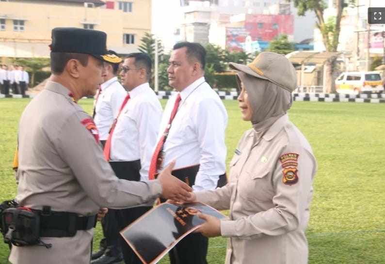 Kapolda Sumsel, Irjen Pol A Rachmad Wibowo SIK memberikan penghargaan kepada 29 anggota Polri dan ASN di lingkungan Polda Sumsel yang dinilai berprestasi, Senin (3/6/2024). Foto: Sumselheadline/Ela.