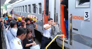 Suasana penumpang naik kereta api di Stasiun Kertapati, Palembang. Foto: Dok PTKA.