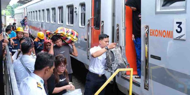Suasana penumpang naik kereta api di Stasiun Kertapati, Palembang. Foto: Dok PTKA.