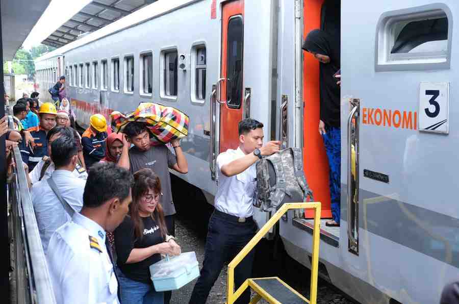 Suasana penumpang naik kereta api di Stasiun Kertapati, Palembang. Foto: Dok PTKA.