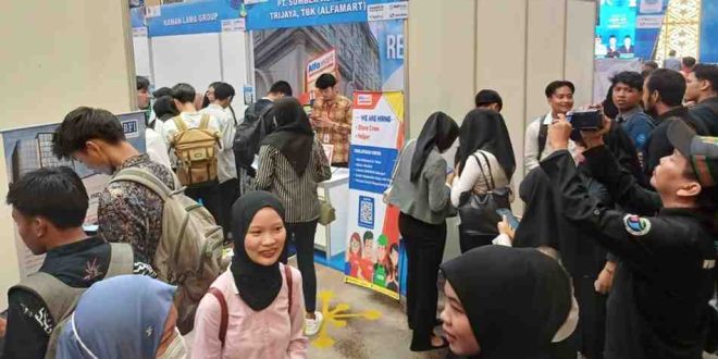 Para pencari kerja yang mendatangi kegiatan Job Fair di Golden Sriwijaya Kota Palembang, Senin (24/6/2024). Foto: Sumselheadline/Pitria. ,