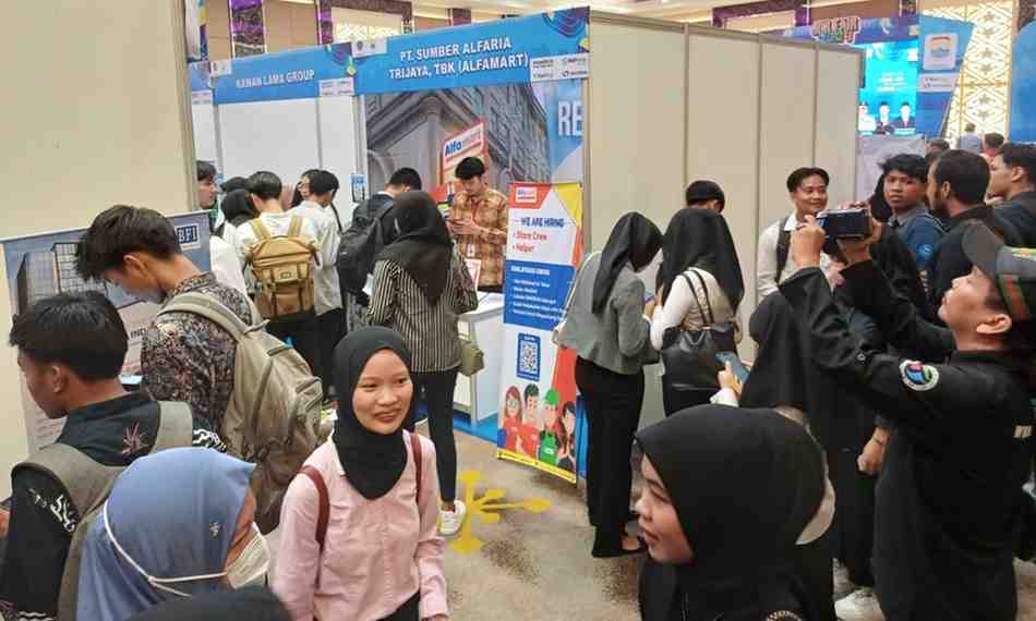 Para pencari kerja yang mendatangi kegiatan Job Fair di Golden Sriwijaya Kota Palembang, Senin (24/6/2024). Foto: Sumselheadline/Pitria. ,