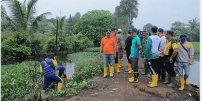 Pj Walikota Palembang, Ratu Dewa bersama tim menggelar gotong royong kebersihan bulan April 2024 lalu. Foto: Dok Sumselheadline.