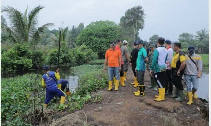 Pj Walikota Palembang, Ratu Dewa bersama tim menggelar gotong royong kebersihan bulan April 2024 lalu. Foto: Dok Sumselheadline.