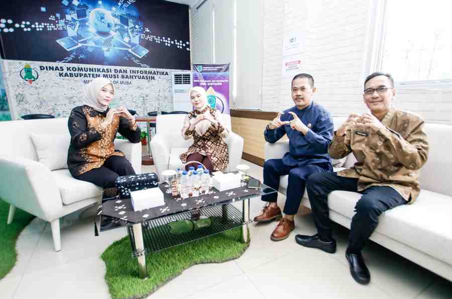 Hj Triana Sandi Fahlepi saat podcast bareng Radio Gema Randik, Sekayu, JUmat (14/6/2024). Foto: Kominfo Muba.