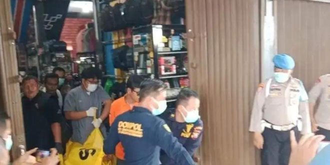 Polisi melakukan olah TKP atas pembunuhan pegawai koperasi di Palembang, Rabu (26/6/2024). Foto: Sumselheadline/Ela.