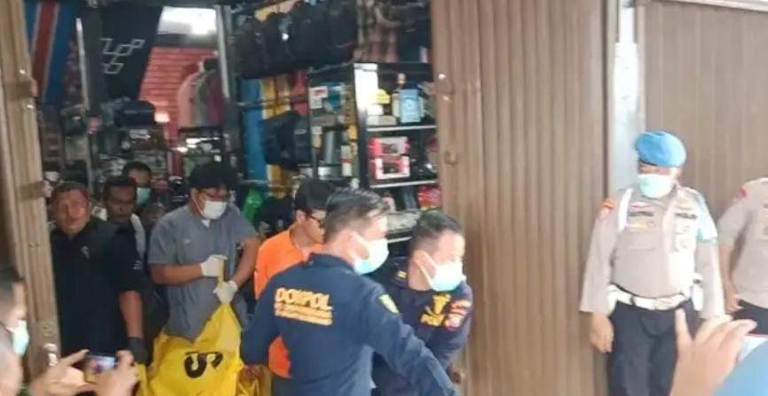 Polisi melakukan olah TKP atas pembunuhan pegawai koperasi di Palembang, Rabu (26/6/2024). Foto: Sumselheadline/Ela.
