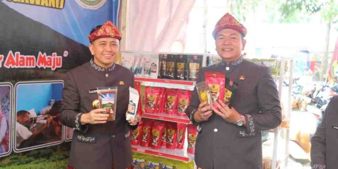 Pj Gubernur Sumsel, Agus Fatoni saat mempromosikan kopi produksi Kota Pagaralam, Jumat (21/6/2024). Foto: Humas Pemprov Sumsel.