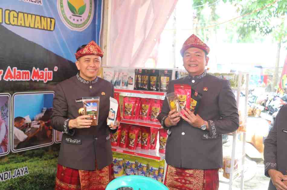 Pj Gubernur Sumsel, Agus Fatoni saat mempromosikan kopi produksi Kota Pagaralam, Jumat (21/6/2024). Foto: Humas Pemprov Sumsel.