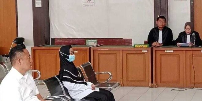 Sekretaris dan Bendahara KORPRI Banyuasin, yaitu Bambang Gusriandi dan Mirdayani menjalani sidang dugaan korupsi di PN Tipikor Palembang, Kamis (6/6/2024). Foto: Sumselheadline/Ela.