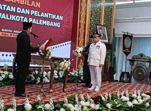 Dr Ucok Abdulrauf Damenta dilantik menjadi Penjabat Walikota Palembang, menggantikan Ratu Dewa, Rabu (19/6/2024). Foto: Kominfo Palembang.