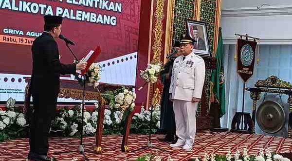 Dr Ucok Abdulrauf Damenta dilantik menjadi Penjabat Walikota Palembang, menggantikan Ratu Dewa, Rabu (19/6/2024). Foto: Kominfo Palembang.