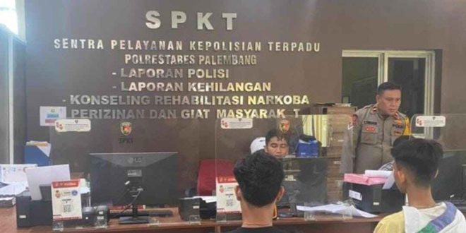 Rio melapor ke polisi karena dianiaya ayah pacarnya, Sabtu (22/6/2024). Foto: Sumselheadline/Ela.