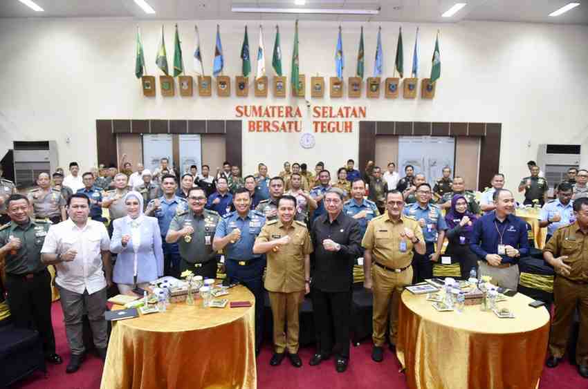 Pj Gubernur Sumsel, Agus Fatoni bersama Tim Studi Strategis Dalam Negeri (SSDN) Program Pendidikan Reguler Angkatan (PPRA) LXVII tahun 2024 Lemhanas RI, Senin (10/6/2024). Foto: Humas Pemprov Sumsel.