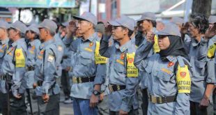 Para anggota Linmas yang menggelar apel siaga Pilkada di halaman Kecamatan Ilir Barat I Palembang. Foto: Kominfo Palembang.