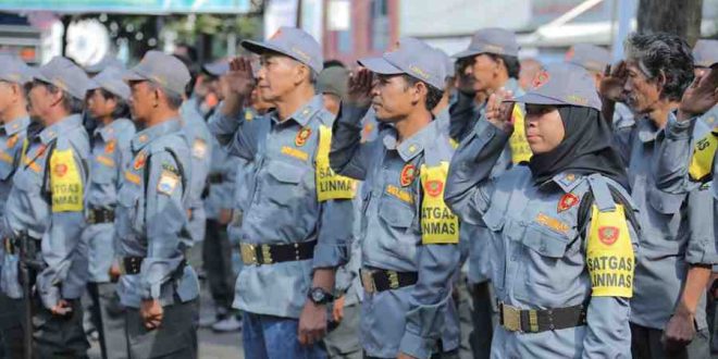 Para anggota Linmas yang menggelar apel siaga Pilkada di halaman Kecamatan Ilir Barat I Palembang. Foto: Kominfo Palembang.