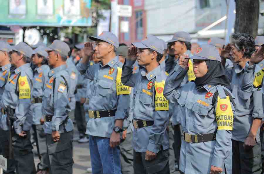 Para anggota Linmas yang menggelar apel siaga Pilkada di halaman Kecamatan Ilir Barat I Palembang. Foto: Kominfo Palembang.