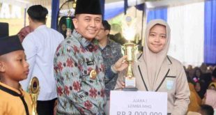 PenjabatGubernur Sumsel, Agus Fatoni bersama Ustaz Yusuf Mansyur memberikan hadiah kepada salah satu juara pada acara Festival Santri Cinta Alqur’andi Pondok Pesantren Tahfidz Daarul Qur’an Takhassus Palembang, Sabtu (1/6/2024). Foto: Humas Pemprov Sumsel