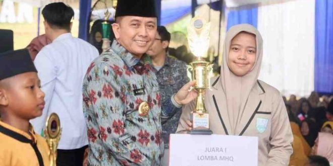 PenjabatGubernur Sumsel, Agus Fatoni bersama Ustaz Yusuf Mansyur memberikan hadiah kepada salah satu juara pada acara Festival Santri Cinta Alqur’andi Pondok Pesantren Tahfidz Daarul Qur’an Takhassus Palembang, Sabtu (1/6/2024). Foto: Humas Pemprov Sumsel