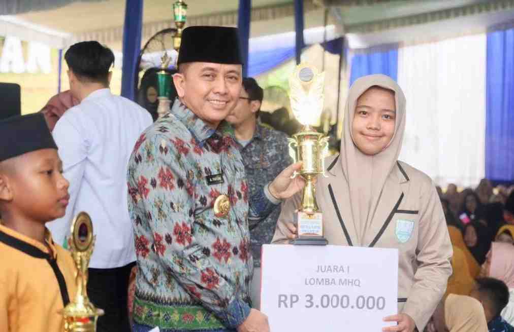 PenjabatGubernur Sumsel, Agus Fatoni bersama Ustaz Yusuf Mansyur memberikan hadiah kepada salah satu juara pada acara Festival Santri Cinta Alqur’andi Pondok Pesantren Tahfidz Daarul Qur’an Takhassus Palembang, Sabtu (1/6/2024). Foto: Humas Pemprov Sumsel