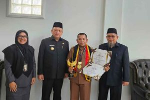 Periyanto, Lurah Serasan Jaya bersama Pj Bupati Muba, Sandi Fahlevi usai menerima penghargaan paralegal. Foto: Kominfo Muba.