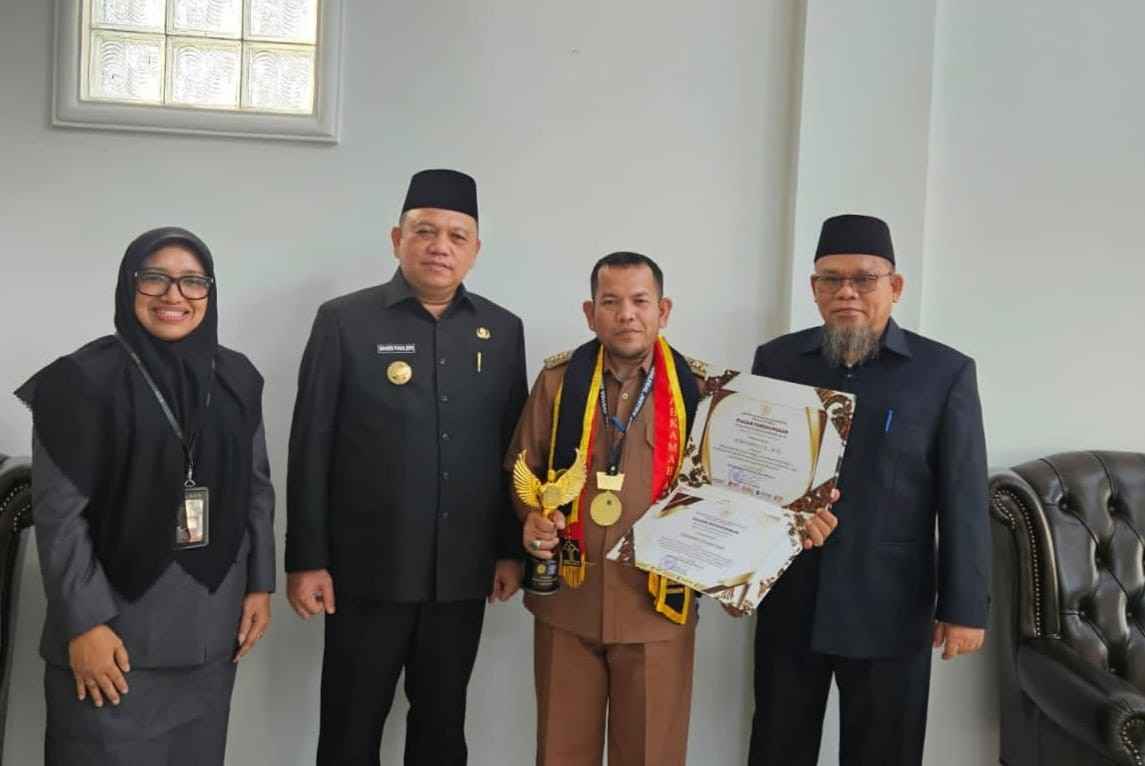 Periyanto, Lurah Serasan Jaya bersama Pj Bupati Muba, Sandi Fahlevi usai menerima penghargaan paralegal. Foto: Kominfo Muba.