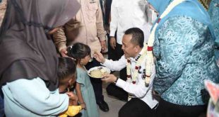 Penjabat Gubernur Sumsel, Agus Fatoni menyuapi anak pada kegiatan Peluncuran Pelayanan KB Serentak Sejuta Akseptor (PSA) Sumsel dan Telewicara ‘Halo PSA Sumsel’ di Griya Agung, Palembang, Sumatera Selatan, Selasa (4/6/2024). Foto: Humas Pemprov Sumsel.
