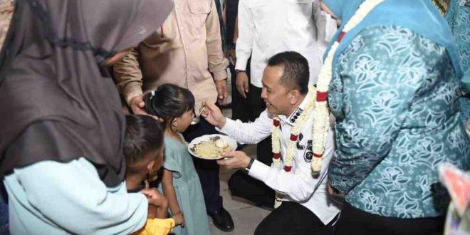 Penjabat Gubernur Sumsel, Agus Fatoni menyuapi anak pada kegiatan Peluncuran Pelayanan KB Serentak Sejuta Akseptor (PSA) Sumsel dan Telewicara ‘Halo PSA Sumsel’ di Griya Agung, Palembang, Sumatera Selatan, Selasa (4/6/2024). Foto: Humas Pemprov Sumsel.