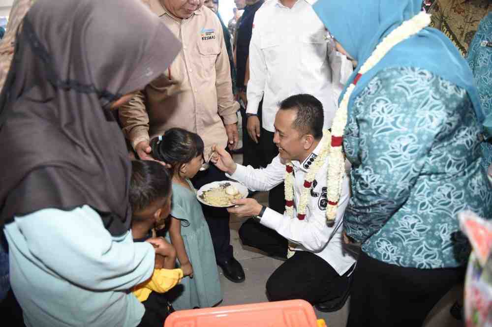 Penjabat Gubernur Sumsel, Agus Fatoni menyuapi anak pada kegiatan Peluncuran Pelayanan KB Serentak Sejuta Akseptor (PSA) Sumsel dan Telewicara ‘Halo PSA Sumsel’ di Griya Agung, Palembang, Sumatera Selatan, Selasa (4/6/2024). Foto: Humas Pemprov Sumsel.