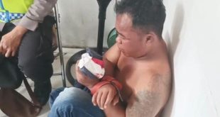 Bagong yang dihajar warga karena kedapatan mencopet jemaah usai dari Masjid Agung, Palembang, Minggu (23/6/2024). Foto: Sumselheadline/Ela.
