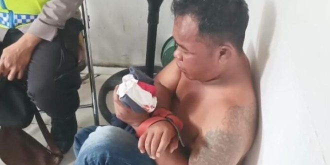 Bagong yang dihajar warga karena kedapatan mencopet jemaah usai dari Masjid Agung, Palembang, Minggu (23/6/2024). Foto: Sumselheadline/Ela.