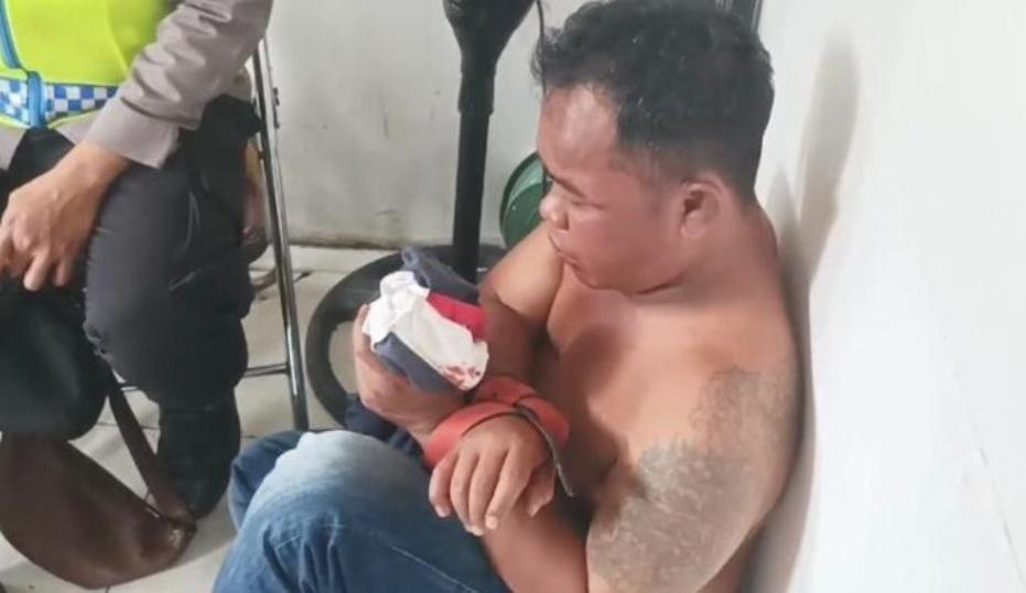 Bagong yang dihajar warga karena kedapatan mencopet jemaah usai dari Masjid Agung, Palembang, Minggu (23/6/2024). Foto: Sumselheadline/Ela.
