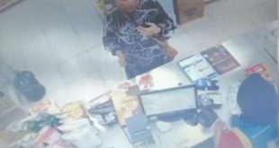 Tampak di rekaman CCTV emak-emak saat berada di meja kasir minimarket. Foto: screenshoot Medsos.