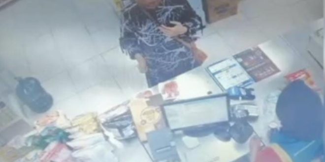 Tampak di rekaman CCTV emak-emak saat berada di meja kasir minimarket. Foto: screenshoot Medsos.